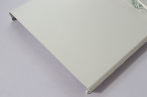 सफेद पाउडर कोटिंग C300 निलंबित एल्यूमिनियम पट्टी छत धातु एल्यूमिनियम पैनल कट एज