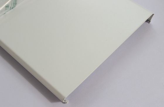 सफेद पाउडर कोटिंग C300 निलंबित एल्यूमिनियम पट्टी छत धातु एल्यूमिनियम पैनल कट एज