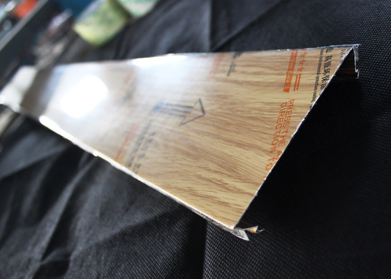 लकड़ी के सी आकार का बंद एल्यूमिनियम पट्टी छत सीधे / बीवेल कोण