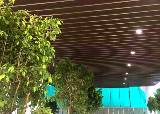 शॉपिंग मॉल 12 साल की वारंटी के लिए रोलर लेपित लकड़ी का रंग एल्यूमीनियम बाधक छत