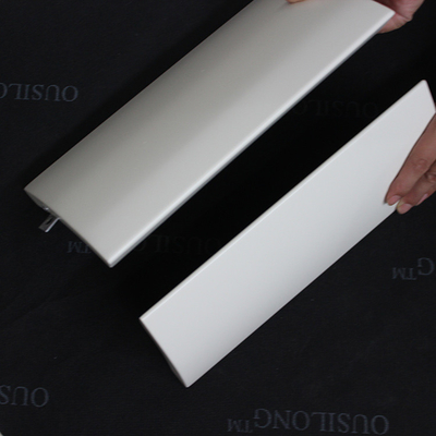 सफेद स्वनिर्धारित सजावटी एल्यूमीनियम पैनल शीट घुमावदार आकृति 1.5 मिमी 2.0 मिमी मोटाई