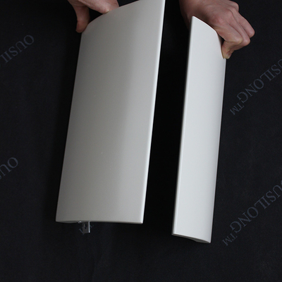 सफेद स्वनिर्धारित सजावटी एल्यूमीनियम पैनल शीट घुमावदार आकृति 1.5 मिमी 2.0 मिमी मोटाई