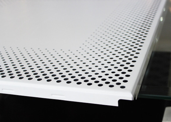 छत पैनल टाइल्स 0.7mm दौर छेद छिद्र में एल्यूमिनियम क्लिप ISO9001