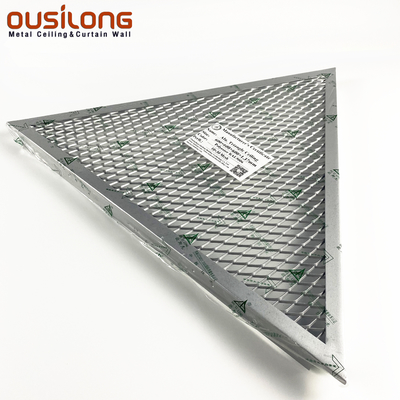 त्रिकोण पैटर्न के साथ छत पैनलों में ध्वनि कटौती क्लिप