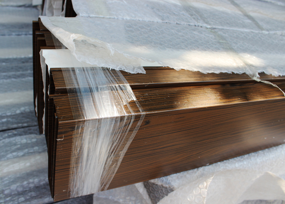 विभिन्न लकड़ी की तरह रंगों के साथ उपलब्ध धातु रैखिक यू एल्यूमीनियम प्रोफाइल स्क्रीन छत