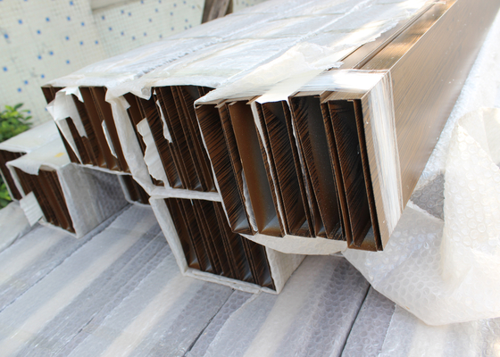 विभिन्न लकड़ी की तरह रंगों के साथ उपलब्ध धातु रैखिक यू एल्यूमीनियम प्रोफाइल स्क्रीन छत